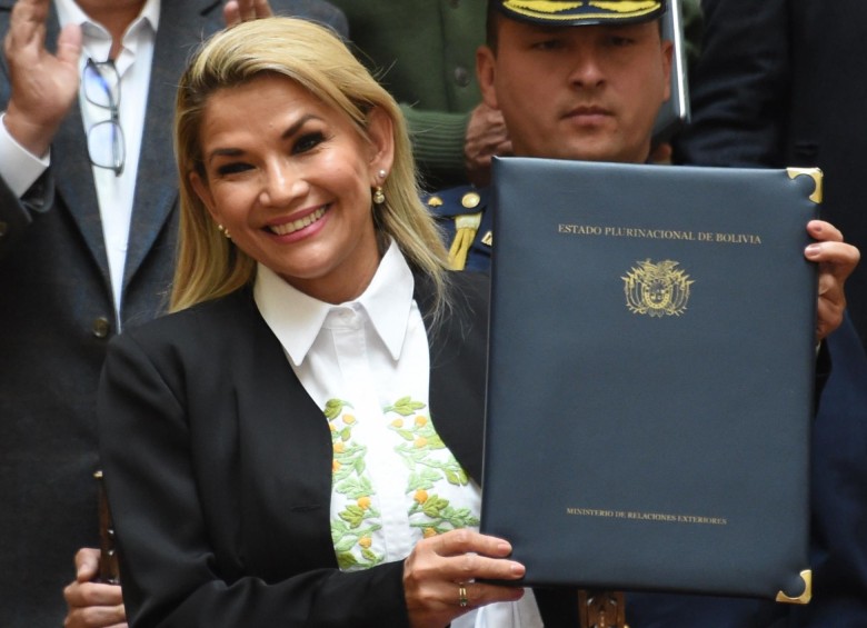 La presidente interina, Jeanine Áñez, firmó la ley aprobada por el legislativo el sábado en la que se llama a elecciones nacionales de presidente y miembros de la Asamblea. FOTO AFP