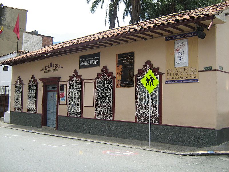El Pequeño Teatro, fundado en 1975 por Rodrigo Saldarriaga y otros actores, cuenta desde 1987 con una sede propia que es Patrimonio Arquitectónico y Cultural de Medellín. Tiene dos salas de teatro (y pronto tendrán otra). Macbeth, La casa de Bernarda Alba, En la diestra de Dios padre son algunos de sus montajes. Está en la Cra 42 N° 50A-12. Teléfono: 239 39 47. Foto: Cortesía SajoR
