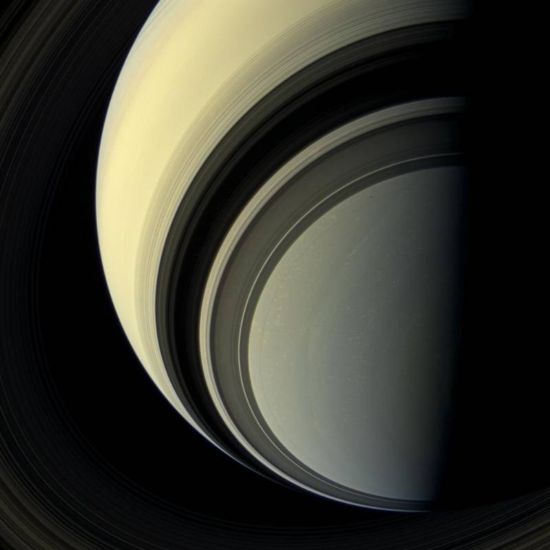 Esta vista mira hacia el lado no iluminado de los anillos desde unos 44 grados por debajo del plano del anillo. Las fotografías tomadas con filtros espectrales rojo, verde y azul se combinaron para crear esta imagen en color natural. FOTO: NASA/JPL-Caltech/Space Science Institute