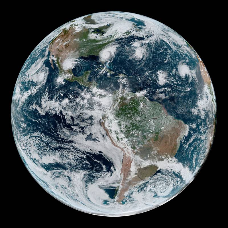 Cuando se tomó esta imagen, el 4 de septiembre de 2019, una cadena de ciclones tropicales se alineaban a través del hemisferio occidental. Dorian alcanzó su pico como huracán de categoría 5 el 1 de septiembre mientras se movía por las Bahamas. Juliette eventualmente se debilitó hasta convertirse en una tormenta tropical al alejarse de la costa mexicana. En el momento en que se tomó esta imagen, el huracán Juliette en el Pacífico Oriental y el huracán Dorian en el Atlántico eran ambos tormentas de Categoría 2. FOTO Los datos para la imagen simulada en color natural fueron adquiridos con el Advanced Baseline Imager del Satélite Geoestacionario Operacional Ambiental (GOES) 16