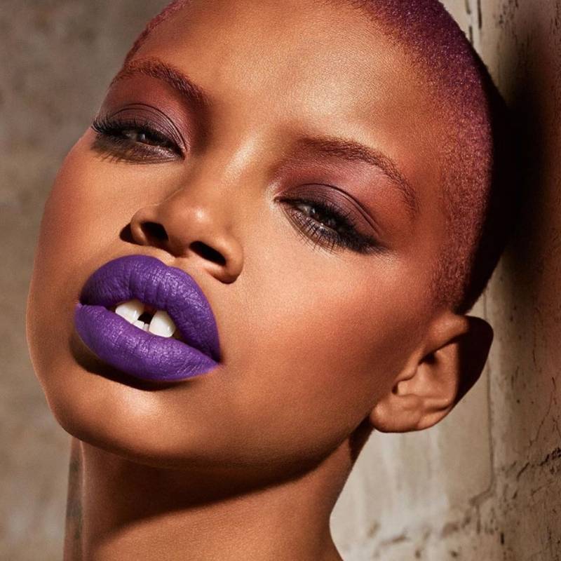 Se llama Simone Thompson, pero se le conoce como Slick Woods. Tiene 23 años y es estadounidense. Se ha hecho conocida por su colaboración con cantantes como Kanye West, en la colección Yeezy (de Adidas), y porque Rihanna la invitó a colaborar en una pieza para Puma y su línea de lencería Savage X Fenty. Su paso por la pasarella con Rihanna fue ampliamente reseñada por medios de moda, porque Woods desfiló embarazada y dio a luz 14 horas después de la presentación. Se destacó como una manera más de resaltar el “body positive”, que busca visibilizar las diferentes formas del cuerpo femenino. Foto: @slickwoods