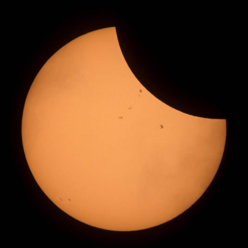 Doce millones de personas, que viven en este privilegiado corredor, están en la primera fila para observar el espectáculo. Los acompañan millones de turistas que se han acercado desde hace varios días a esta diagonal mágica. Foto: Nasa