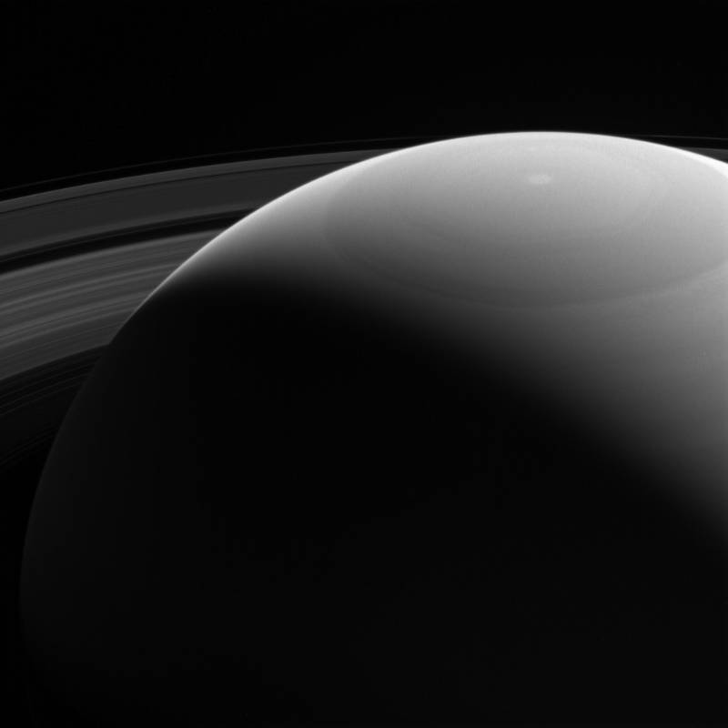 Sobre el hombro de Saturno. FOTO: NASA/JPL-Caltech/Space Science Institute