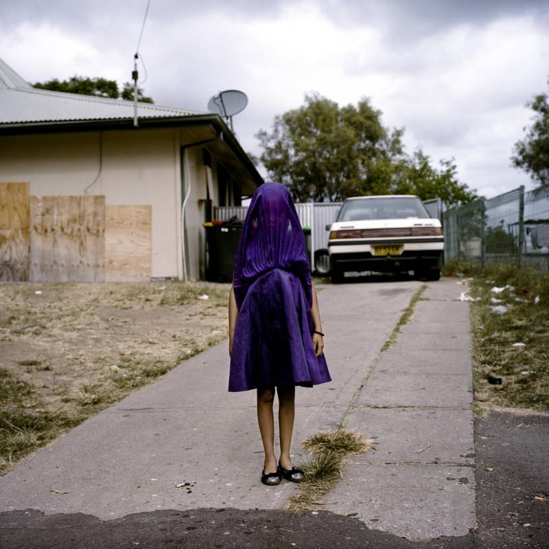 La fotógrafa australiana Raphaela Rosella, ganadora en la categoría individual de retratos. La imagen muestra a una niña mientras espera el autobús a su colegio en Moree (Nueva Gales del Sur). FOTO REUTERS
