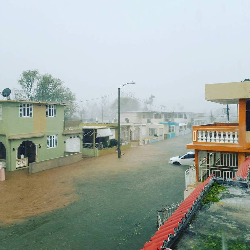 Las imágenes muestran calles inundadas, algunas de ellas con automóviles flotando a la deriva, y los residentes que llamaban a las radios locales durante la tormenta describían desastres desde todos los rincones de la isla. FOTO REUTERS