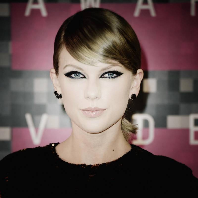 Taylor Swift se alzó con tres estatuillas, entre ellas la de mejor vídeo musical por Bad Blood. FOTO AFP