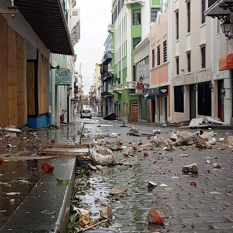 Durante el paso de Irma, Imy Rigau estaba guarecida en un pasillo de su apartamento en San Juan, inundado con 30 cm de agua de lluvia porque se levantó el techo de su vecina de arriba. FOTO REUTERS
