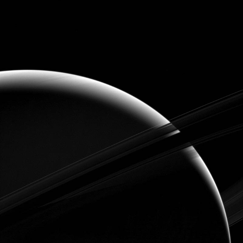 Un día en Saturno tarda 10,7 horas -el tiempo que le toma a Saturno para rotar o girar una vez- . Saturno hace una órbita completa alrededor del Sol -un año en el momento de Saturno-, en 29 años de la Tierra. FOTO: NASA/JPL-Caltech/Space Science Institute