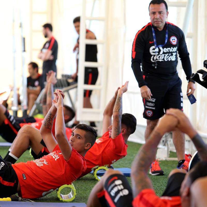 El preparador físico Eduardo Velasco es el encargado de los trabajos en el gimnasio y del acondicionamiento de los jugadores. FOTO TOMADA DE TWITTER SELECCIÓN CHILENA