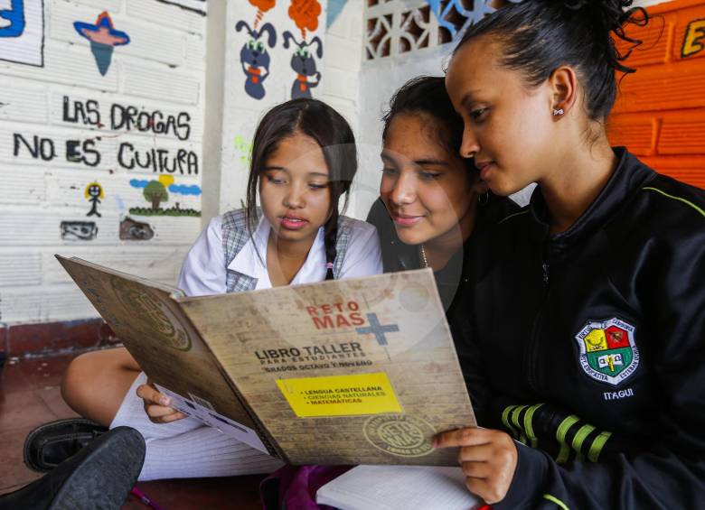 En las tres sedes de la institución educativa Esteban Ochoa, hay 1.400 alumnos a quienes les llega la cartilla con temas sobre sustancias ilícitas y su prevención. FOTOs Julio César Herrera