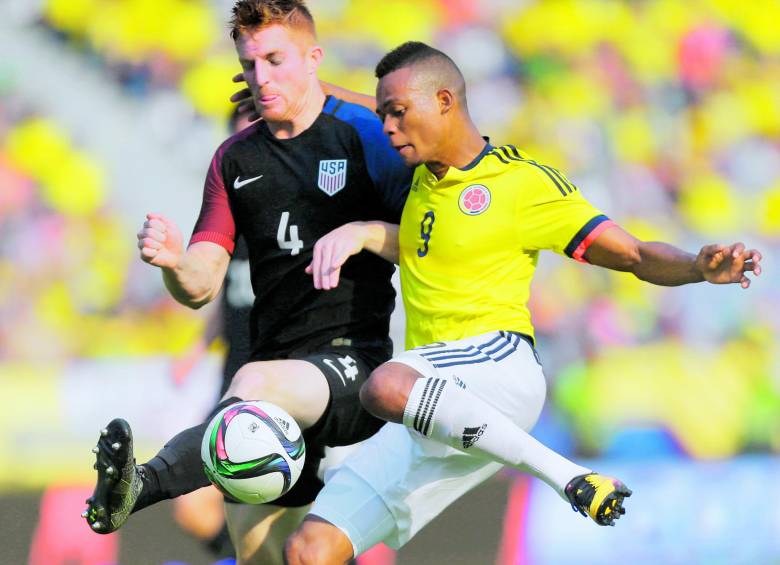 Harold Preciado y Tim Parker protagonizaron ayer su propio duelo en el estadio Metropolitano de Barranquilla. FOTO AP