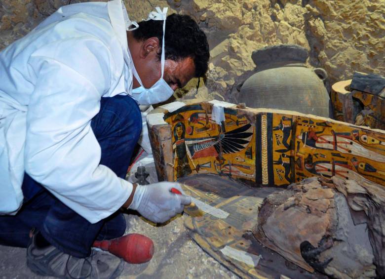 Descubren seis momias en una tumba faraónica en Egipto