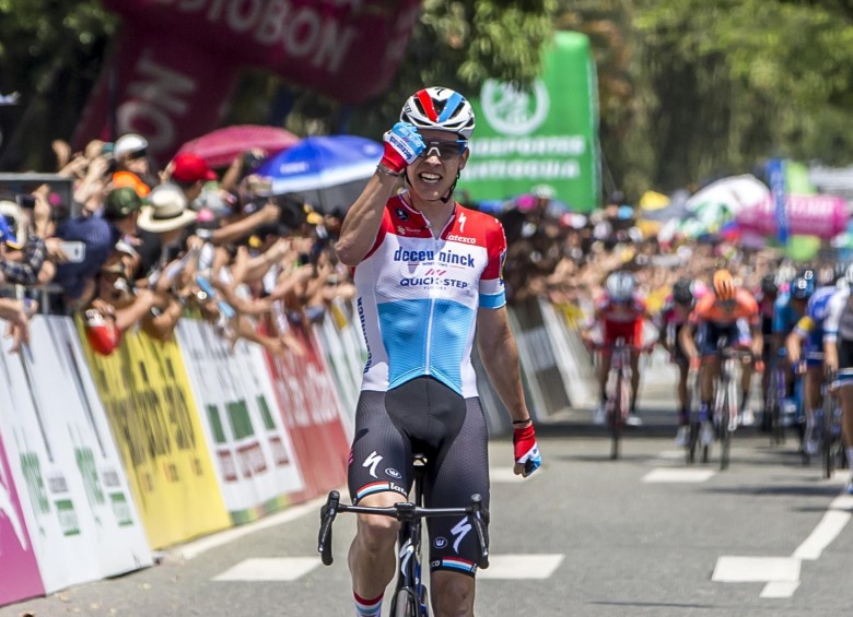 Bob Jungels durante la celebración por la victoria de la cuarta etapa del Tour Colombia 2019. FOTO juan antonio sánchez