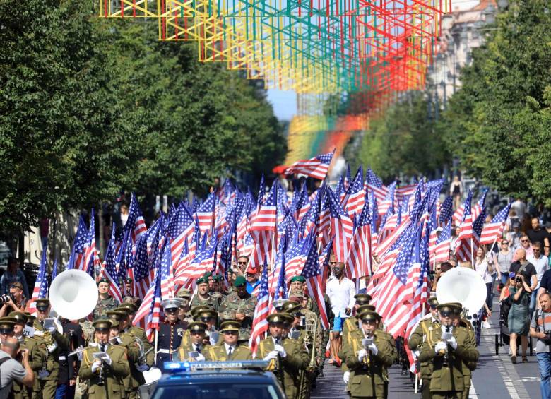 En el desfile los militares no usan mascarillas. FOTO AFP