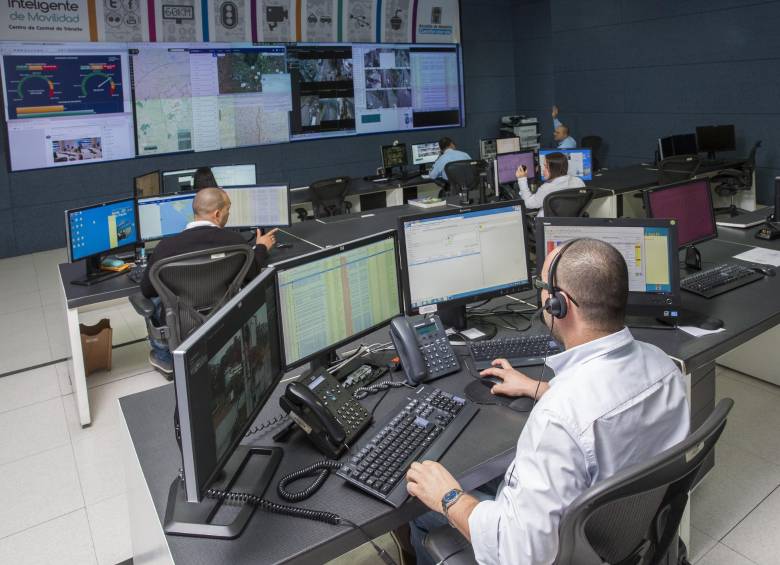 El Centro de Control de Tránsito de Medellín monitorea el estado del tráfico las 24 horas del día. La información que genera aporta para la adopción de políticas de movilidad. FOTO Edwin Bustamante