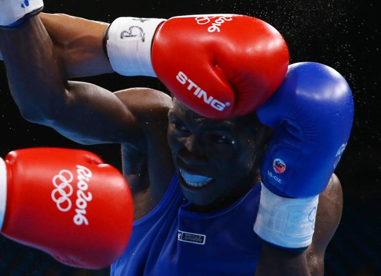 El colombiano Yuberjén Martínez se batirá contra los puños de su rival cubano en busca de un lugar en la final de su división en los Juegos Olímpicos de Río de Janeiro-2016. FOTO Reuters