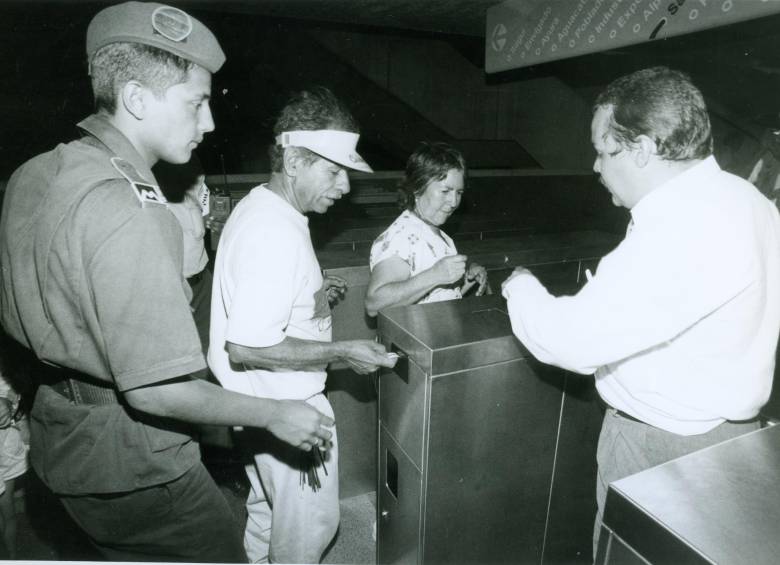 Funcionarios y personal de la Policía estuvieron atentos para ilustrar a los usuarios del Metro sobre la utilización del tiquete de entrada. FOTO ARCHIVO Manuel Saldarriaga