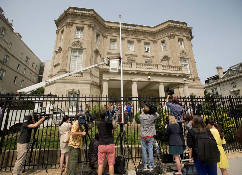 La bandera de Cuba volvió a ondear en su sede diplomática de Washington, con una ceremonia solemne que encabezará el canciller cubano, Bruno Rodríguez y a la que asisten más de 500 invitados. FOTO AP