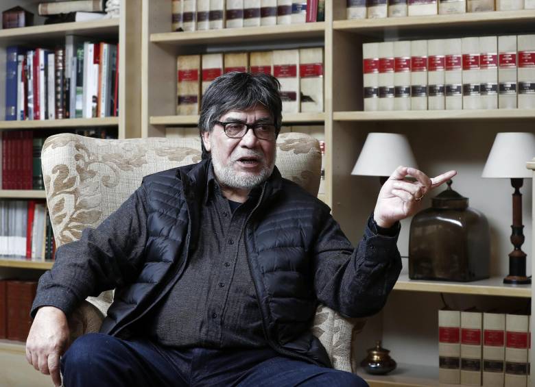 El escritor chileno Luis Sepúlveda reside en España dio positivo en el análisis del coronavirus tras viajar a Portugal hace una semana para un certamen literario. Foto: EFE