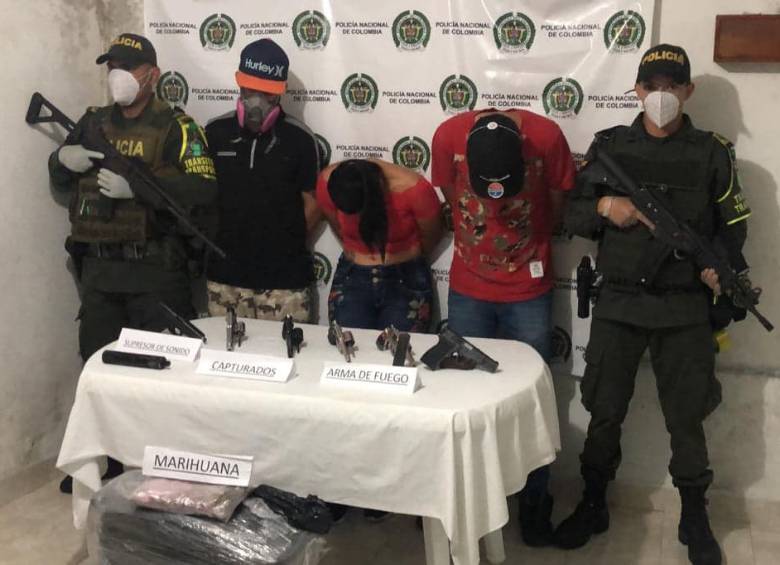 En el operativo fueron capturados dos hombres y una mujer de 25 años. FOTO CORTESÍA POLICÍA ANTIOQUIA