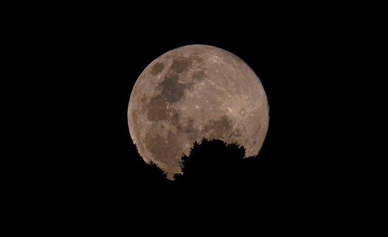 La luna del 7 de abril se vio más grande y brillante que lo habitual. Estaba en su punto más cercano a la Tierra. FOTOS JUAN ANTONIO SÁNCHEZ