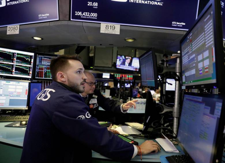 Wall Street cerró hoy con fuertes pérdidas y el Dow Jones de Industriales cayó un 4,62 %, después de haber amortiguado su descenso desde un retroceso mucho mayor registrado una hora antes del cierre. Foto: EFE