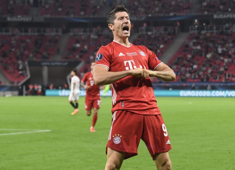 Lewandowski también recibió el premio a Mejor Jugador de Europa otorgado por la Uefa. FOTO AFP