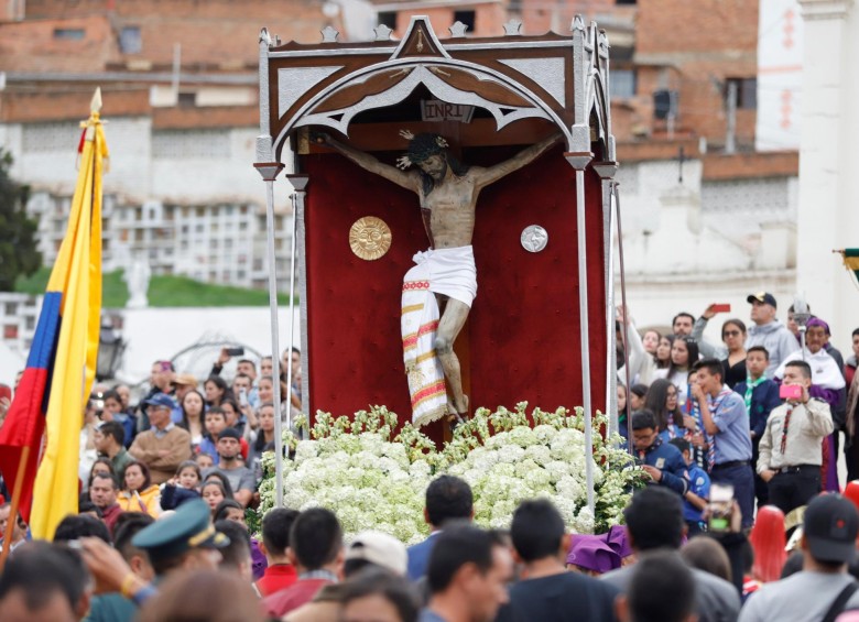Fieles católicos observan la imagen del Señor del Humilladero durante la celebración del Jueves Santo en la celebración de la Semana Santa en Pamplona (Norte de Santander). FOTO EFE