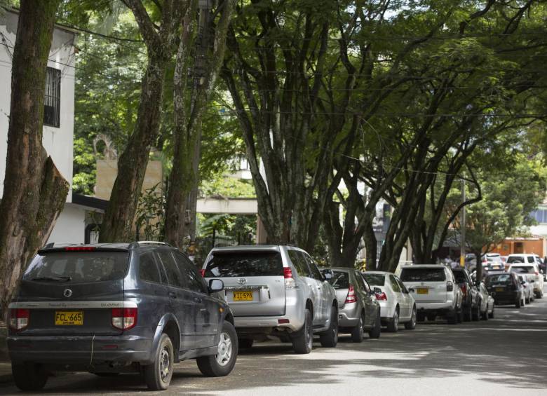 El padre de la Divina Eucaristía dice que muchas personas que van a los restaurantes y cafeterías de Provenza ocupan las celdas de parqueo de la iglesia y por eso a los fieles les toca parquear en la calle, creando congestión vehicular. FOTO edwin bustamante