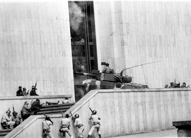 Imagen de archivo de la toma del Palacio de Justicia, el 6 y 7 de noviembre de 1985. FOTO Colprensa