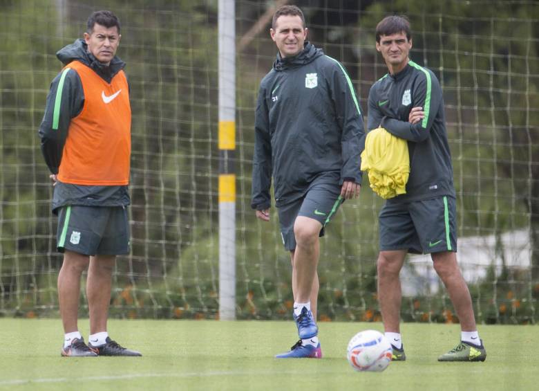 Almirón y sus asistentes Pablo Manusocvich y Pablo Richetti tienen semana y media para poner a punto al equipo para el estreno en Copa Libertadores ante Colo Colo. FOTO Manuel saldarriaga