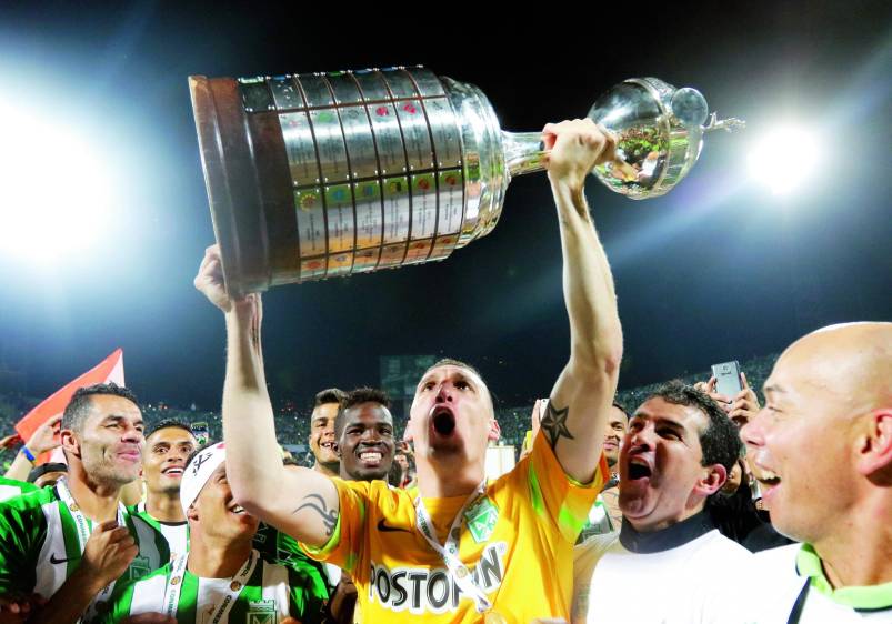 El arquero Franco Armani, gran figura de Nacional en la Copa, celebra el título en el Atanasio Girardot. FOTO jaime pérez