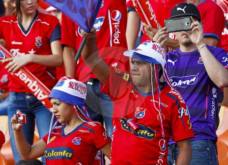 Los seguidores del cuadro escarlata empezaron a adquirir sus boletas para la final del domingo en el Atanasio. FOTO JAIME PÉREZ