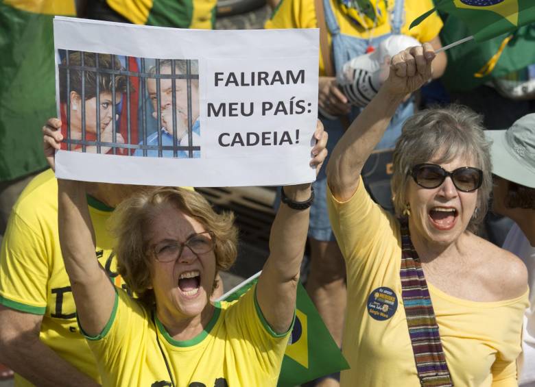 Las manifestaciones no se hicieron esperar en las calles de Río de Janeiro cuando se anunció el inicio de un juicio contra el expresidente Lula da Silva. Juicio político contra Rousseff sigue. FOTO ap