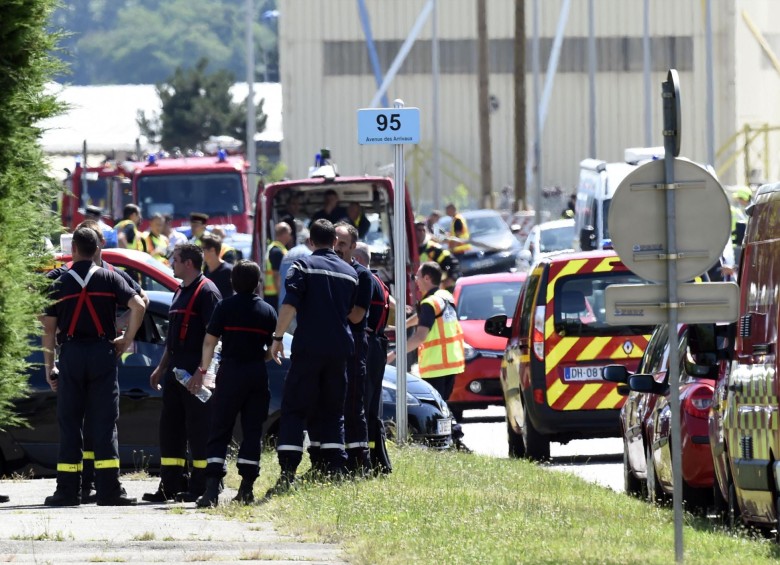 La cabeza de un hombre fue encontrada en las rejas de la entrada de una fábrica de la localidad de Saint-Quentin-Fallavier, cerca de Lyon. FOTO AFP