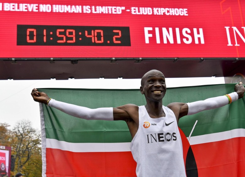Eliud Kipchoge celebra tras romper el record de las dos horas en un maratón. FOTO AFP