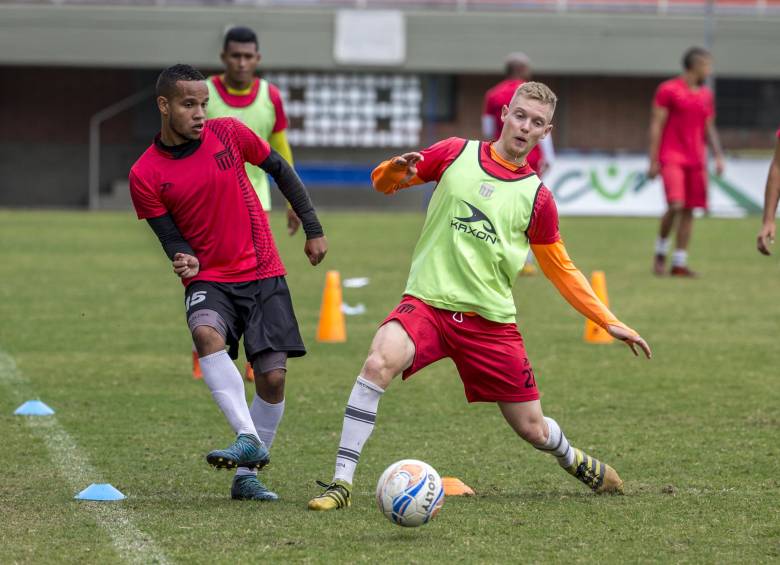 Quiero quedarme y jugar en Colombia: Wason Rentería