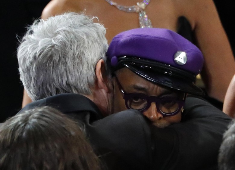 Un abrazo entre Alfonso Cuarón y Spike Lee. FOTO Reuters