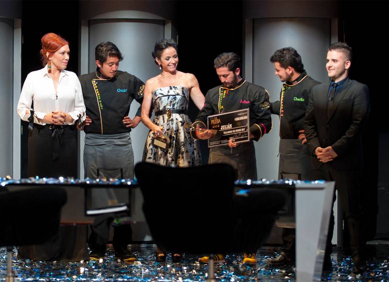 Julián Hoyos, el ganador, y su mentora, Catalina Vélez, celebran el triunfo en este reality show culinario. FOTO colprensa