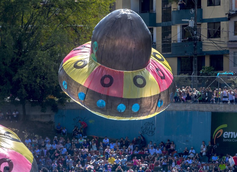 Como ya es tradición, en la cancha del barrio El Dorado, municipio de Envigado, se realiza el tradicional festival de globos solares de fin de año. FOTO JUAN ANTONIO SÁNCHEZ