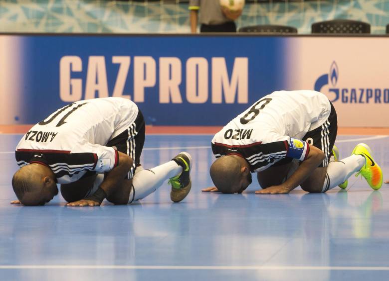 La particular celebración de los jugadores de Egipto. FOTOs juan antonio sánchez y afp