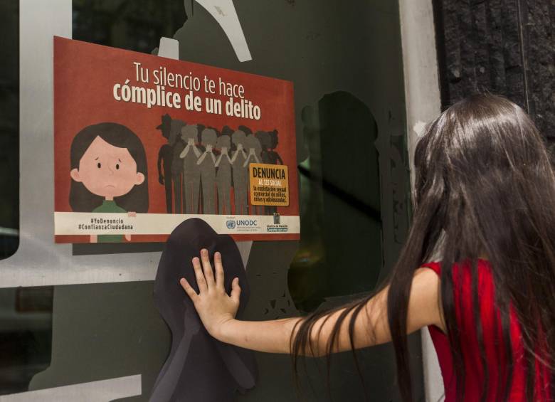 La campaña incluye la divulgación de afiches de rechazo a este tipo de delitos en hoteles y restaurantes. FOTO Camilo Suarez