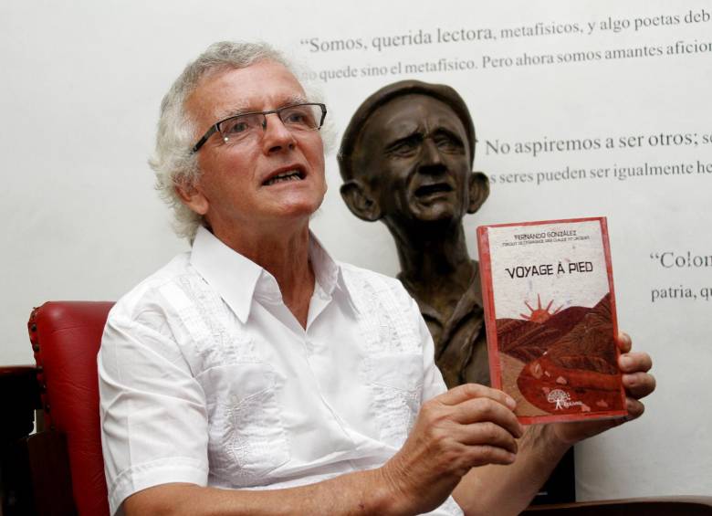 Claude y el libro, de Edit. Edilivre, París, y no de Herederos de F.G., como aparece en el libro, “Pero creo que se solucionará en próximas impresiones”, dice Gustavo Restrepo, director de Otraparte. “Lo importante: abrimos la frontera idiomática para dar a conocer el pensamiento del maestro”. Foto Donaldo zuluaga