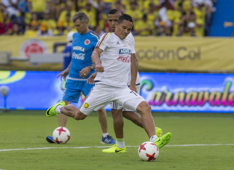 Carlos Bacca fue llamado a la Selección Colombia, por primera vez, en 2010, para un juego amistoso ante Bolivia, en La Paz, donde anotó gol de cabeza. FOTO: JUAN ANTONIO SÁNCHEZ