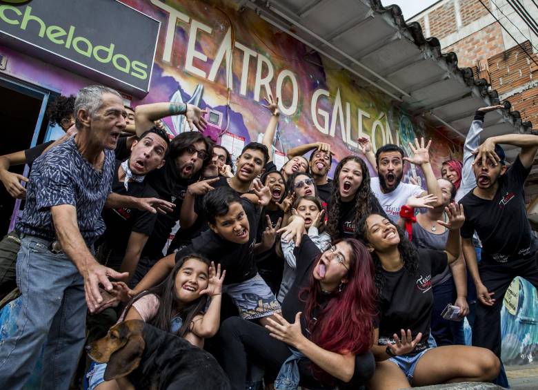 Artistas del grupo de teatro de “Una Navidad Gronch” ensayan a las afueras de Galeón. FOTO Julio César Herrera 