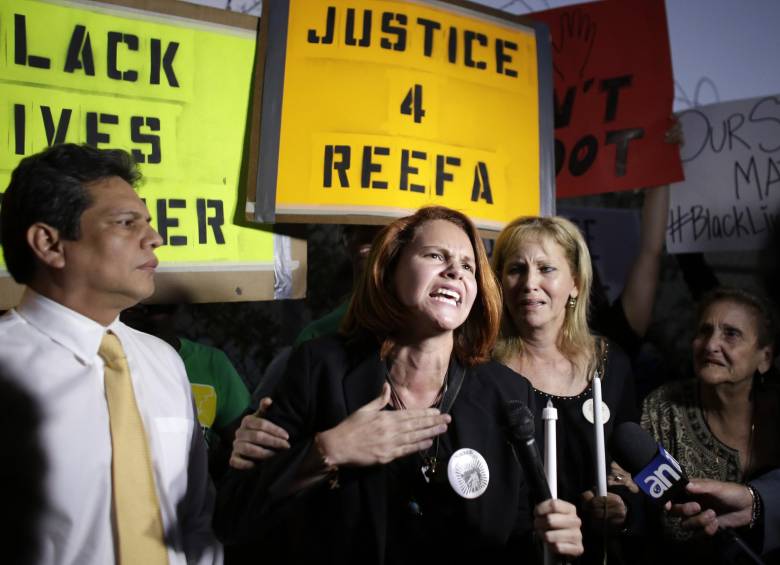 Familiares, amigos y artistas locales que acudieron a la vigilia rechazaron esta tarde la “impunidad” y falta de resultados en la investigación. FOTO AP