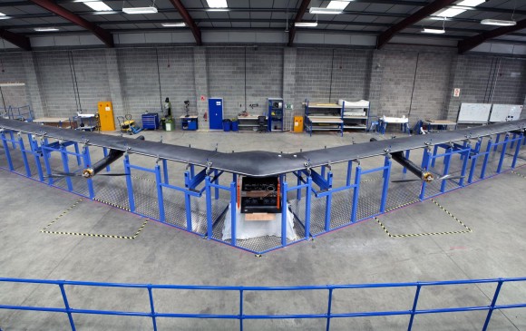 El vehículo aéreo no tripulado, al que Facebook ha dado el nombre de Aquila, puede permanecer en el aire durante un periodo de hasta 90 días. FOTO AP