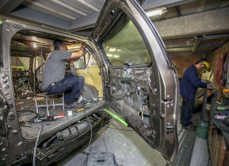 Los carros nuevos son intervenidos en sus partes vulnerables que puedan ser perforadas por balas y son blindadas por expertos en la empresa Blindajes y Mantenimiento. FOTO Juan Antonio Sánchez