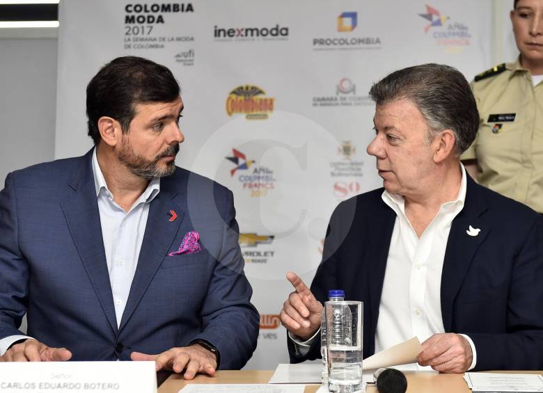 Carlos Eduardo Botero, director de Inexmoda y el presidente Juan Manuel Santos, durante la apertura de Colombiamoda 2017. El mandatario dijo que sigue la lucha anticontrabando. FOTO Jaime Pérez