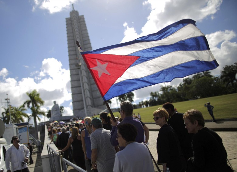 Largas filas de cubanos esperaron bajo el sol de La Habana para despedir a Fidel Castro. FOTO REUTERS